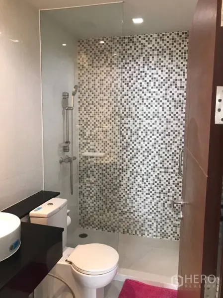 公寓 出租在Watthana, Bangkok - 第二浴室为步入式淋浴，马赛克墙面，配坐便和台上盆。