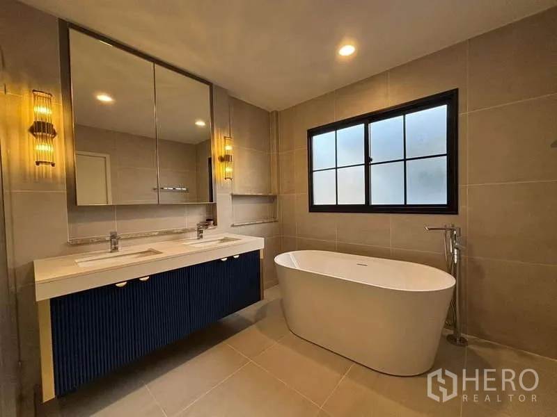 บ้าน ให้เช่าในBang Phli, Samut Prakan - ห้องน้ำโมเดิร์น อ่างอาบน้ำลอยตัว อ่างล้างหน้าคู่ และหน้าต่างฝ้า