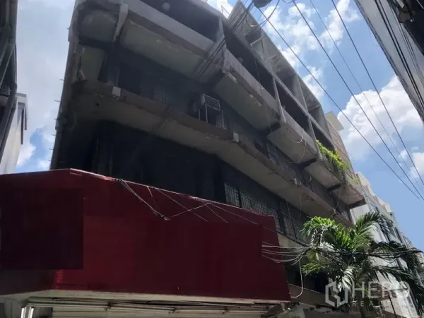 Shophouse for rent in Khlong Toei, Bangkok - Multi-storey shophouse exterior on a narrow lane with projecting balconies.