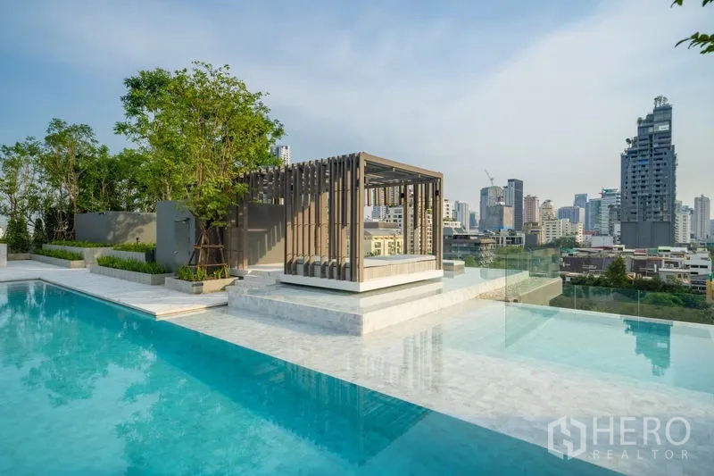 คอนโด ให้เช่าในWatthana, Bangkok - สระว่ายน้ำแบบอินฟินิตี้บนดาดฟ้า พร้อมวิวเมืองและซุ้มศาลา