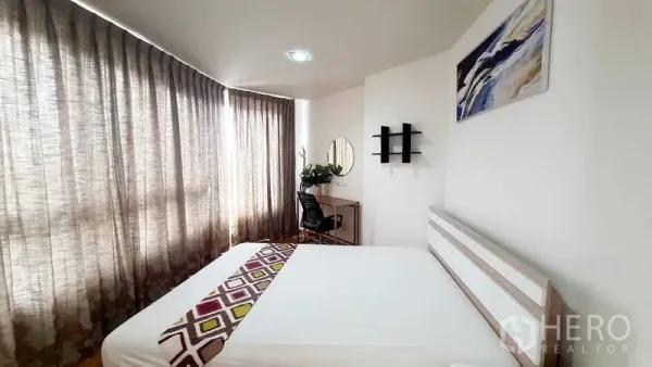 公寓 出售在Bang Kho Laem, Bangkok - 采光充足的卧室，双人床、书桌与落地窗帘。