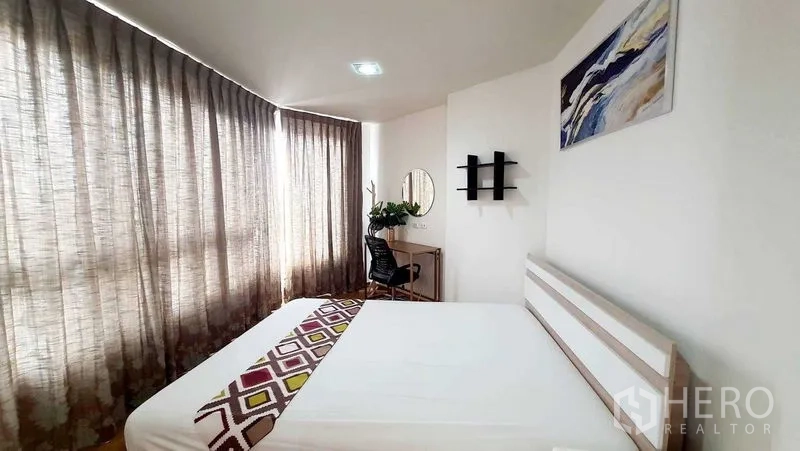 公寓 出售在Bang Kho Laem, Bangkok - 采光充足的卧室，双人床、书桌与落地窗帘。