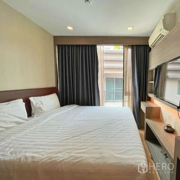 Condominium for rent - Bedroom with king bed, wall-mounted TV and access to the balcony.