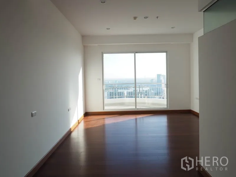 公寓 出租或出售在Yan Nawa, Bangkok - 明亮卧室直通阳台，远眺城市天际线。