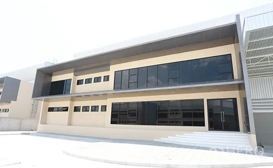 คลังสินค้า ให้เช่าในBang Pakong, Chachoengsao - อาคารโกดังและสำนักงานสองชั้นสมัยใหม่ กระจกสีดำ พร้อมกันสาด