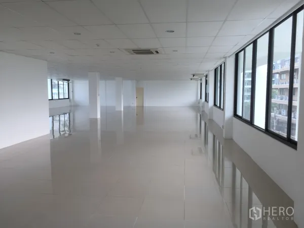 办公空间 出租在Khlong Toei, Bangkok - 296㎡开放式办公楼层，瓷砖地面、吊顶与立柱，通透大窗采光充足。