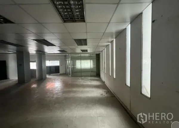 Shophouse for rent or sale in Khlong Toei, Bangkok - Open-plan floor with tall narrow windows bringing natural light into the space.
