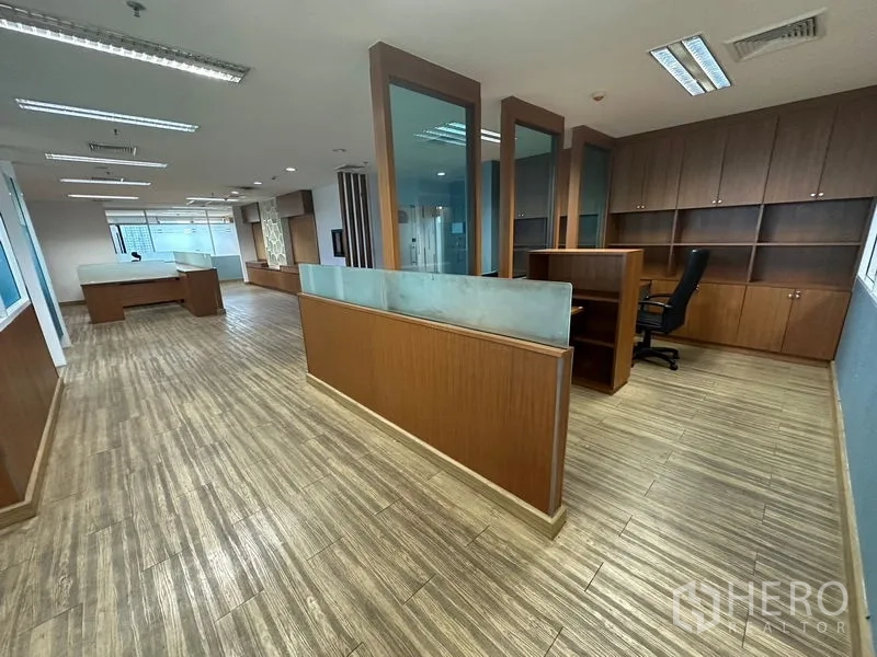 สำนักงาน ให้เช่าหรือขาย - พื้นที่ทำงานยาวพร้อมคูบ์เคิลและตู้เก็บของบิลท์อิน