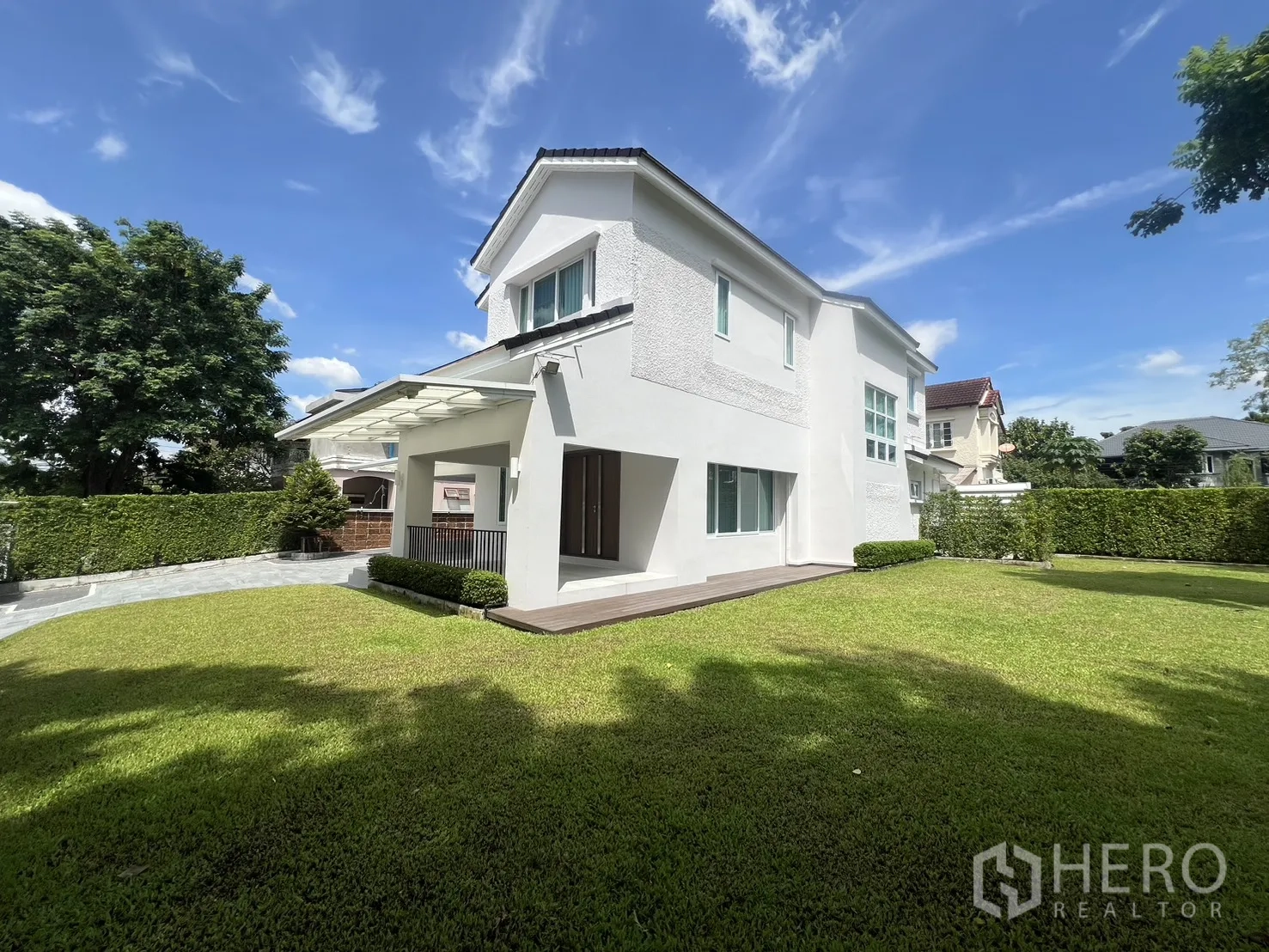 Detached House for rent in Mueang Samut Prakan, Samut Prakan - Side and rear elevation of the house overlooking a large green yard.