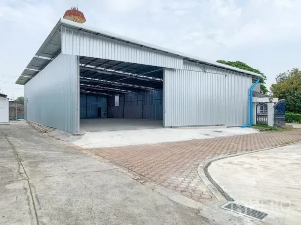 คลังสินค้า ให้เช่าในMueang Pathum Thani, Pathum Thani - ด้านหน้าโกดัง ช่องเปิดกว้าง พร้อมลานโหลดคอนกรีต
