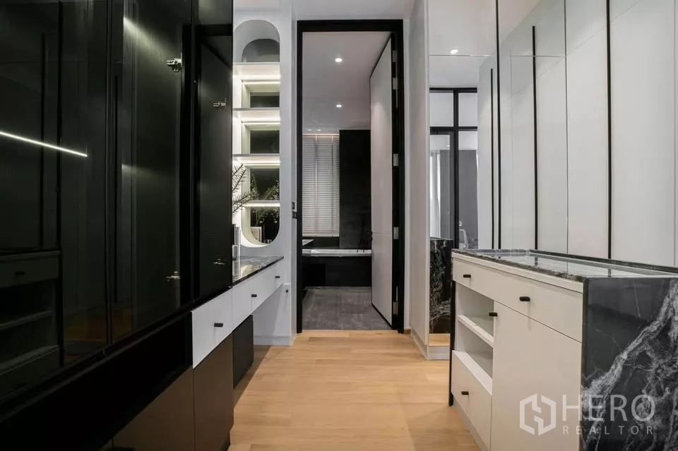 Townhouse for sale in Chatuchak, Bangkok - Walk-in wardrobe with vanity and doorway to the bathroom.