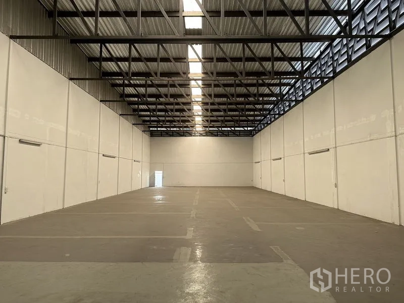 Factory for rent in Bang Sao Thong, Samut Prakan - Wide warehousing area with ridge skylight and ventilated side panels.
