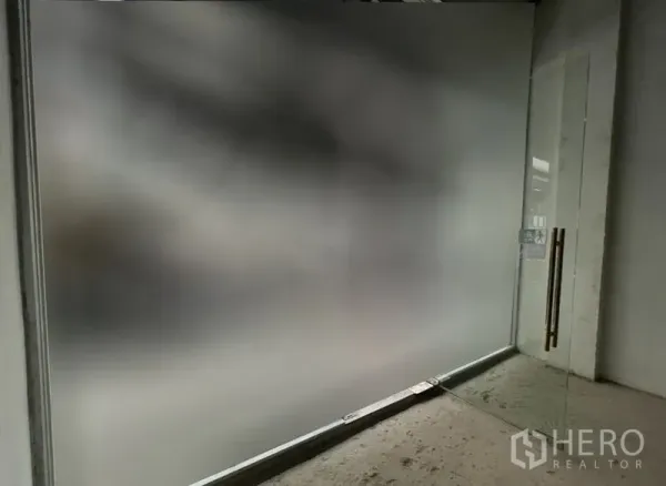 Retail Space for rent in Khlong Toei, Bangkok - Frosted glass storefront with a tall clear glass door and metal handle.