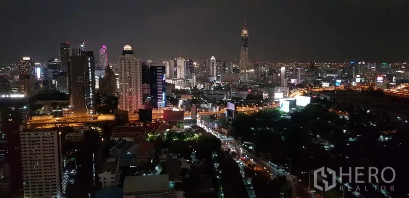 คอนโด ให้เช่าในRatchathewi, Bangkok - วิวกรุงเทพฯ ยามค่ำคืนจากระเบียงคอนโดไฮไรส์