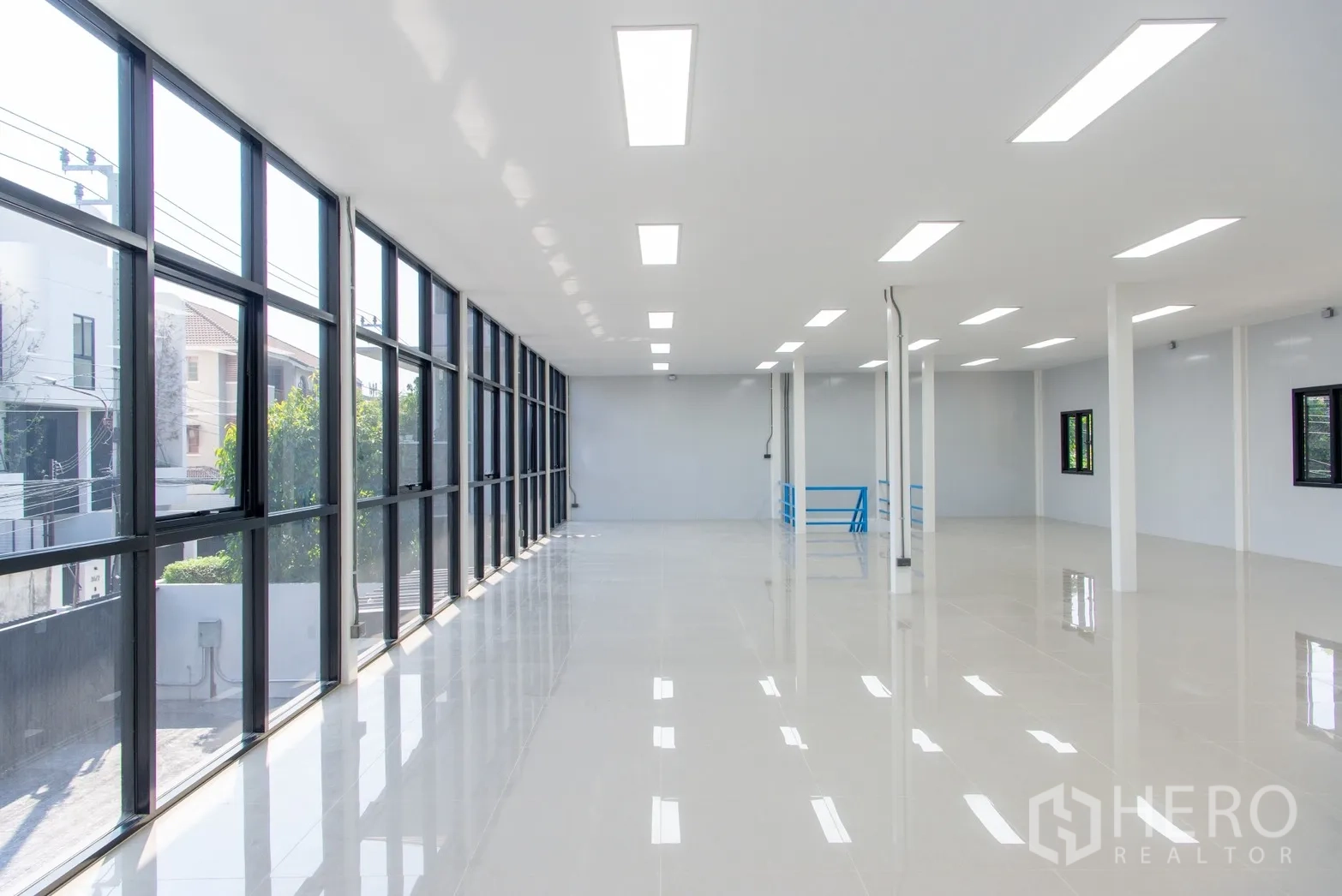 อาคาร standalone for rent or sale in Phra Khanong, Bangkok - พื้นที่ทำงานโล่งขนาดใหญ่ พร้อมกระจกบานสูงและไฟ LED