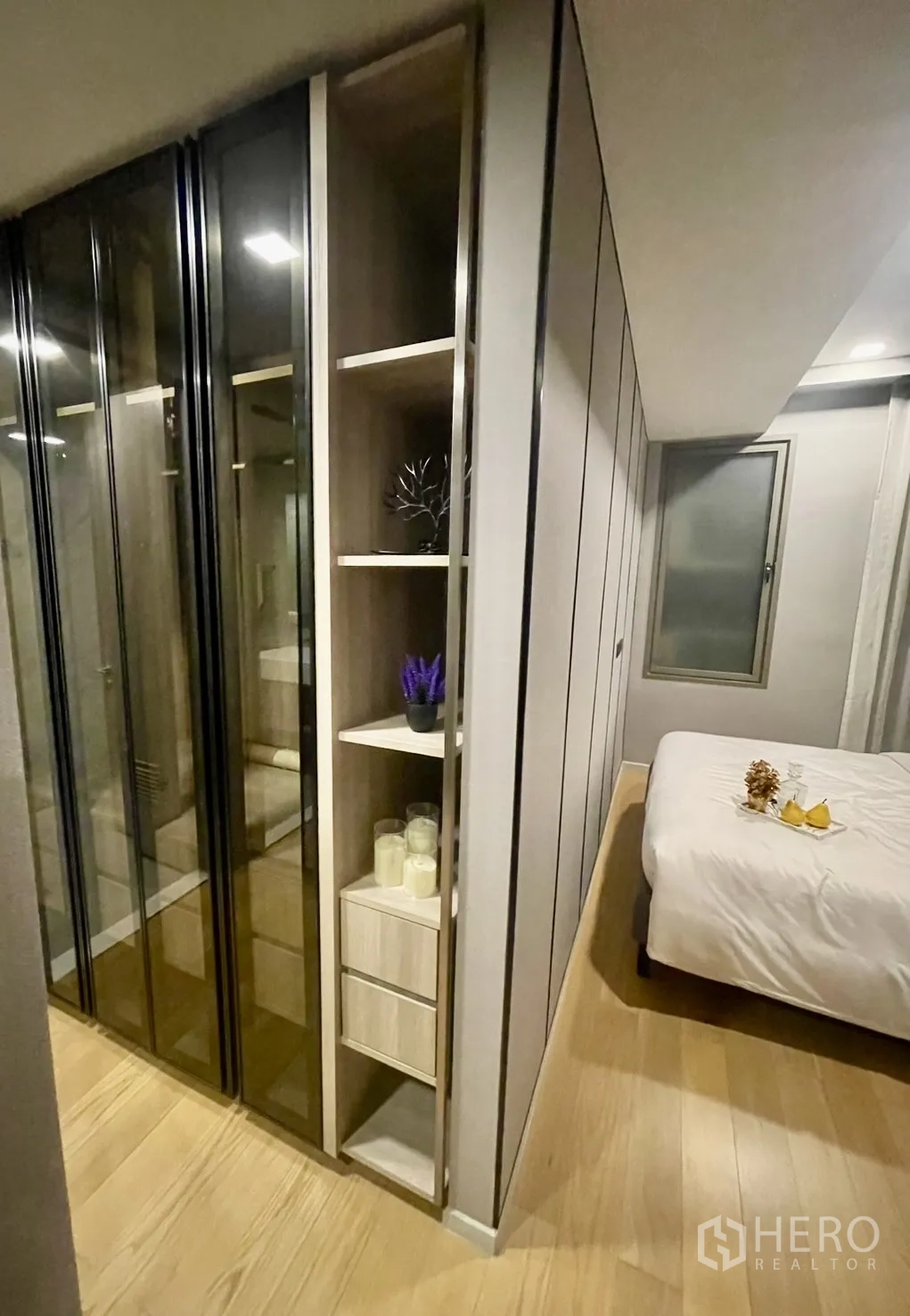 公寓 出租在Watthana, Bangkok - 明亮厨房走廊，吧台式工作台与不锈钢冰箱。