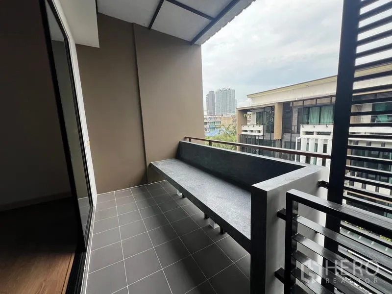 联排别墅 出租或出售在Khlong Toei, Bangkok - 高层阳台，铺设地砖并配混凝土长凳。