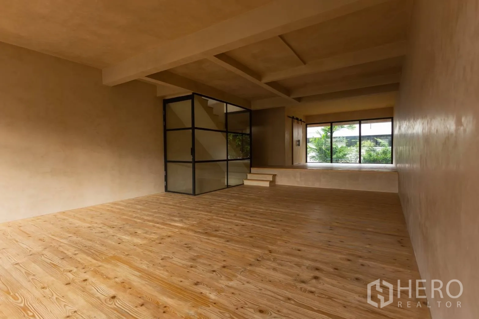 带办公室的家 出租在Watthana, Bangkok - 宽敞工作室，木地板与玻璃楼梯核心。