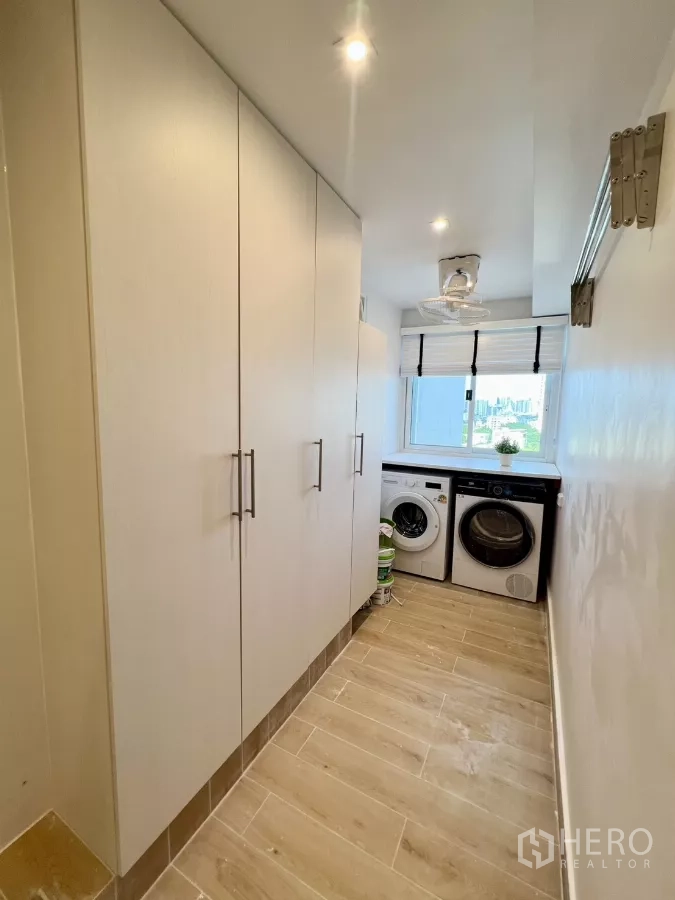 公寓 出售在Yan Nawa, Bangkok - 洗衣房，设高柜与并排洗衣机烘干机。