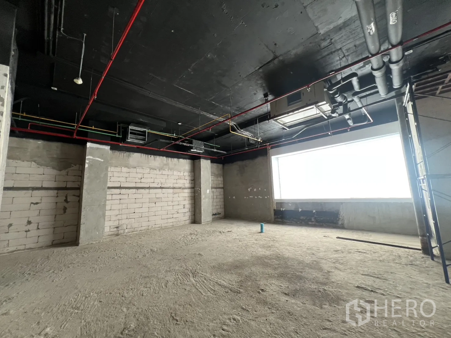 Retail Space for rent in Pathum Wan, Bangkok - Unfinished open space showing concrete walls, red sprinkler pipes, and HVAC.