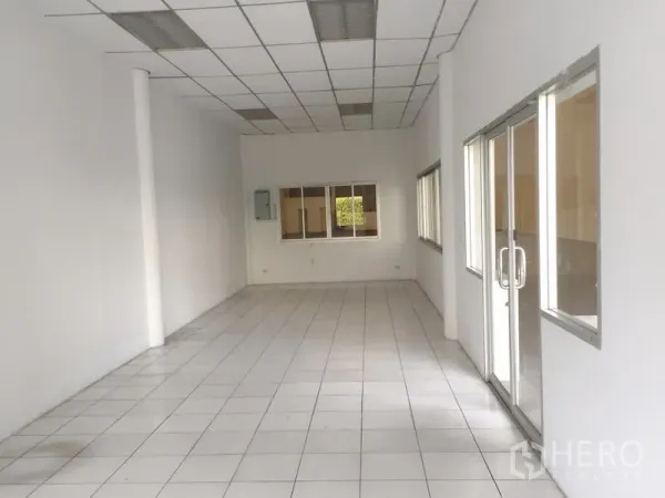 โรงงาน ให้เช่าในKhlong Luang, Pathum Thani - ห้องสำนักงานภายใน พื้นกระเบื้องสีขาว ฝ้าทีบาร์ ประตูกระจกและหน้าต่าง