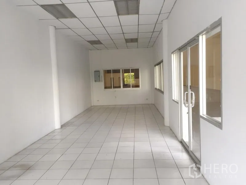 โรงงาน ให้เช่าในKhlong Luang, Pathum Thani - ห้องสำนักงานภายใน พื้นกระเบื้องสีขาว ฝ้าทีบาร์ ประตูกระจกและหน้าต่าง