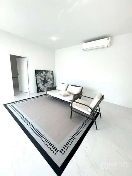 独立式住宅 出租在Bang Phli, Samut Prakan - 极简会客区，地毯、沙发与壁挂空调