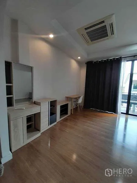 联排别墅 出租在Khlong Toei, Bangkok - 卧室/书房，内置柜、书桌与阳台门