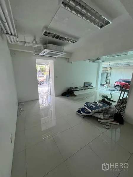 零售空间 出租在Bang Rak, Bangkok - 店铺前场带玻璃门通向室外，采光充足，待装修进场。