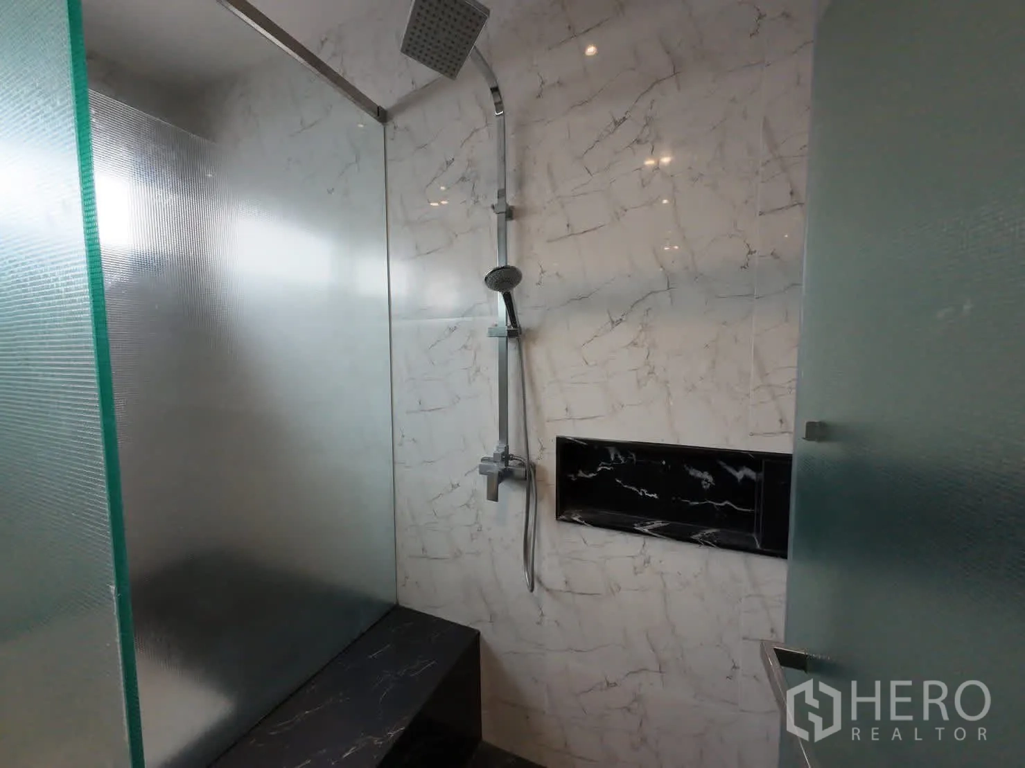 Townhouse for rent or sale in Lat Phrao, Bangkok - Glass shower with rain shower head and black niche.