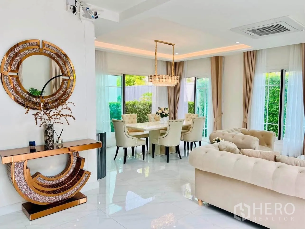 บ้านเดี่ยว for rent in Bang Phli, Samut Prakan - โถงทางเข้าต่อเนื่องสู่โซนรับประทานอาหารพร้อมแชนเดอเลียร์และโซฟาสีครีม