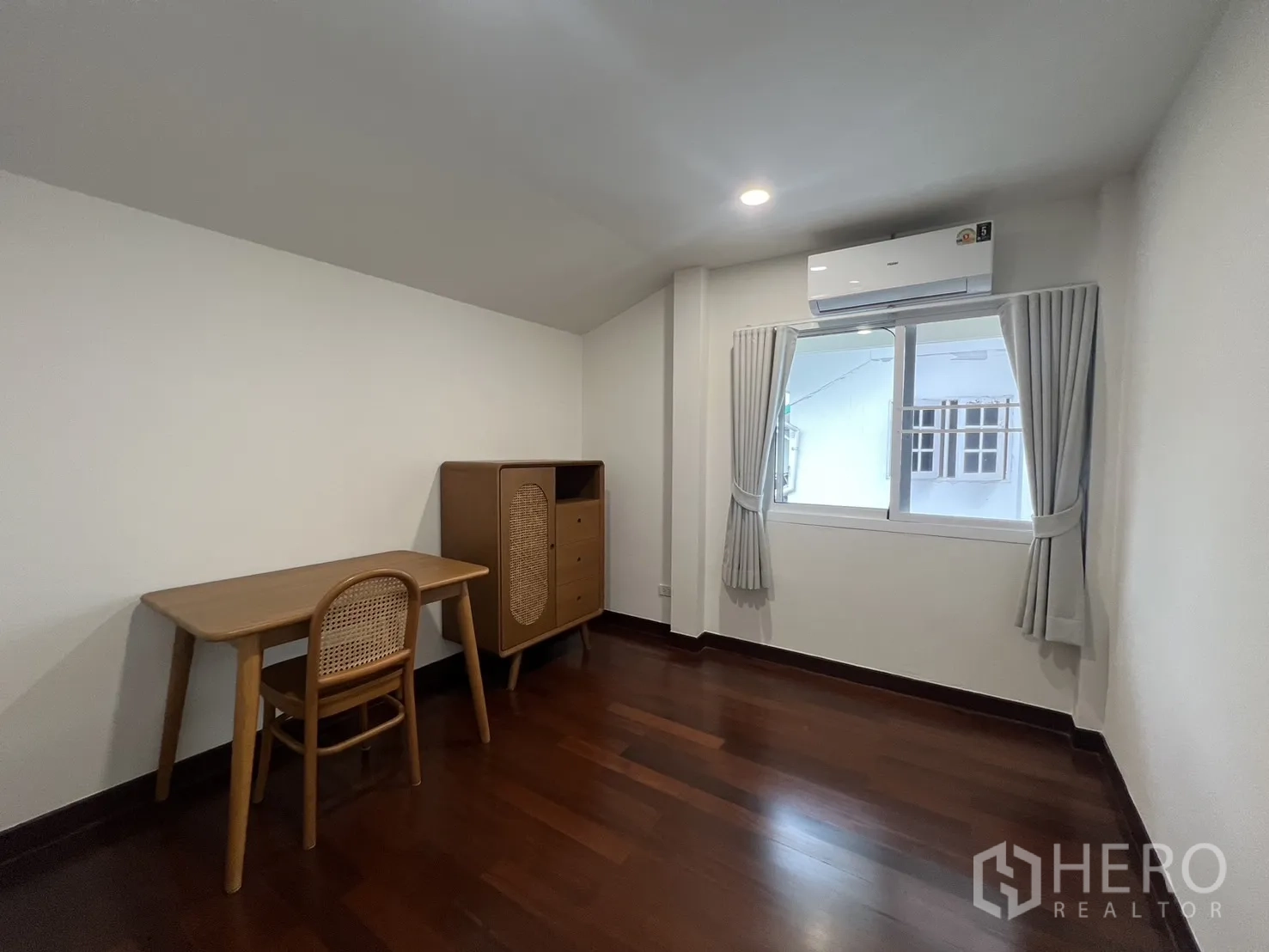 Detached House for rent in Saphan Sung, Bangkok - Fourth bedroom or study with desk, cabinet and air conditioner.