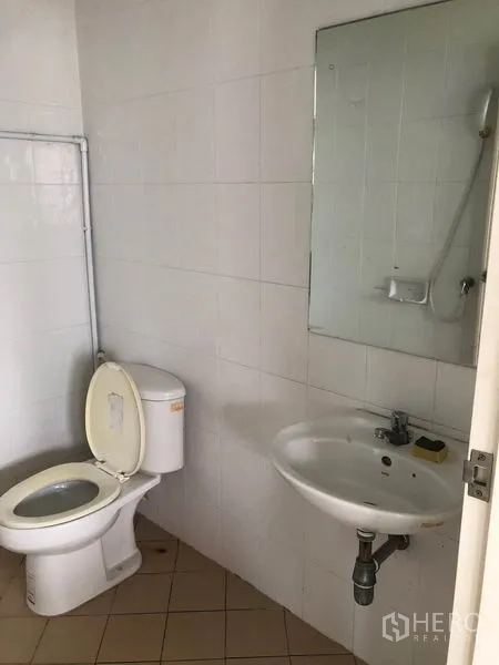工厂 出租在Lam Luk Ka, Pathum Thani - 工厂内清洁卫生间，含坐便器、洗手盆与镜子
