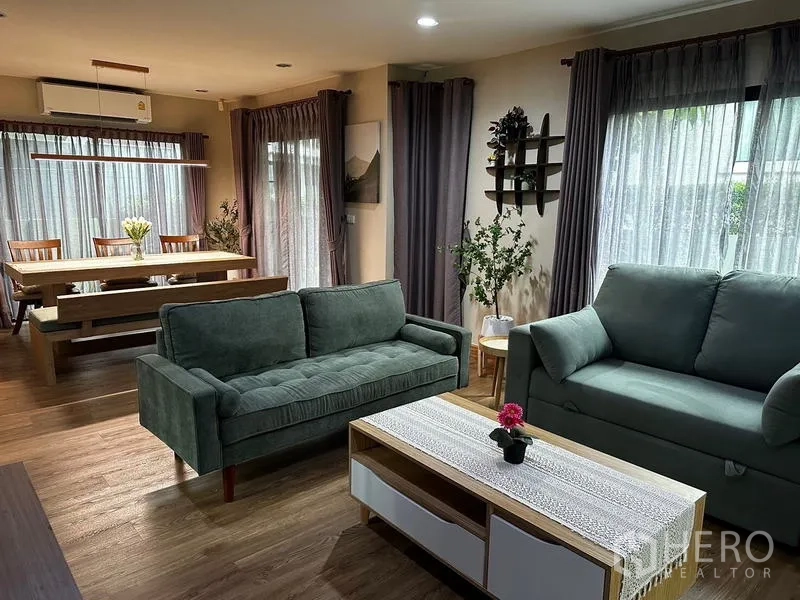 บ้าน ให้เช่าในPrawet, Bangkok - โถงรับแขกเชื่อมรับประทานอาหาร พื้นไม้ แสงธรรมชาติ