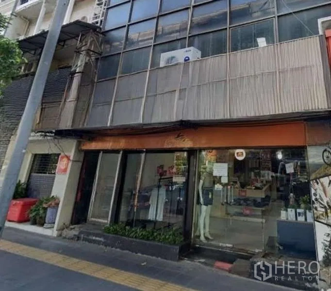 店屋 出租 - 临街店屋外立面，宽幅玻璃橱窗与上层窗户，位于空堤区。