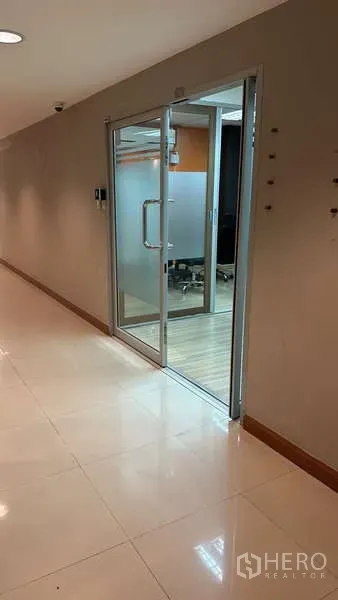 办公空间 出租 - 走廊侧的磨砂玻璃入户门通向办公套间。