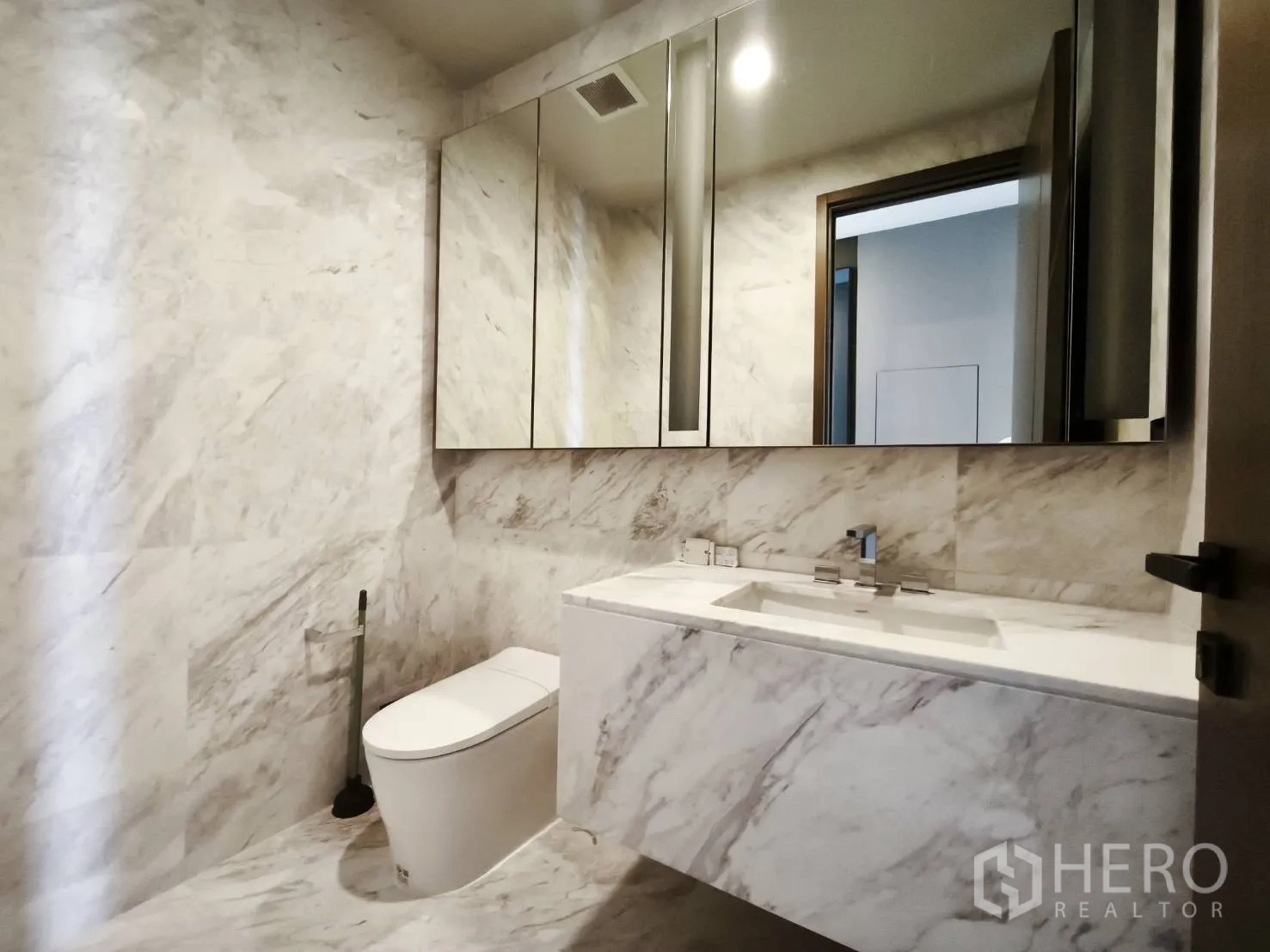 คอนโด for rent in Watthana, Bangkok - ห้องน้ำแขกผนังหินอ่อน พร้อมตู้กระจกและเคาน์เตอร์ล้างหน้า