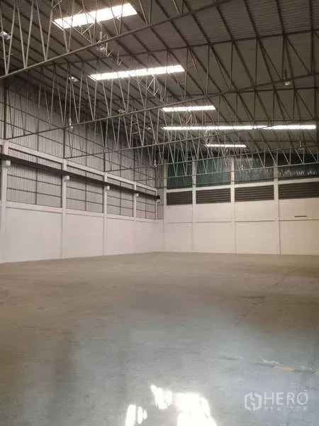 Factory for rent in Mueang Samut Prakan, Samut Prakan - Clean high-bay production hall with metal cladding walls, skylights and polished concrete floor.