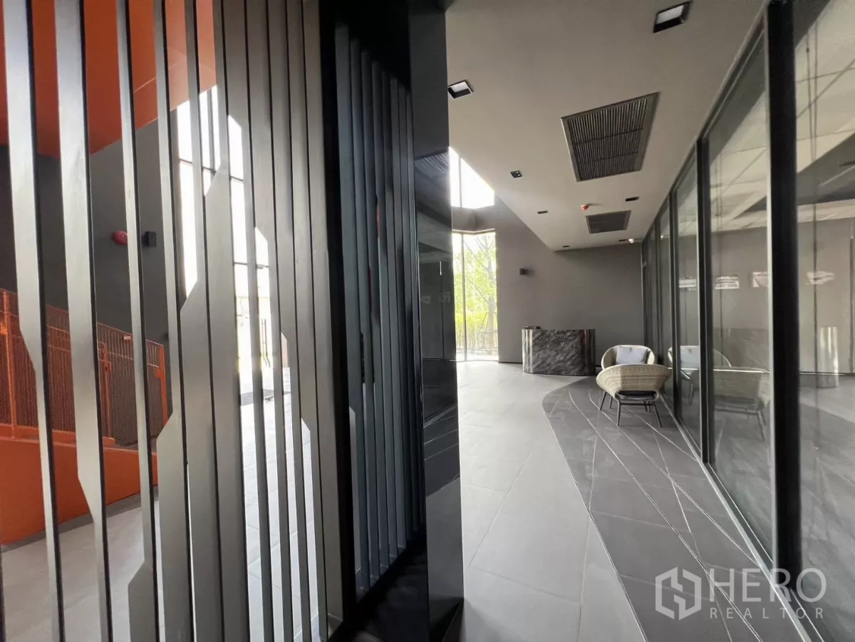 货栈 出售在Lat Krabang, Bangkok - 走廊一侧的金属格栅与玻璃隔断，地面铺砖。