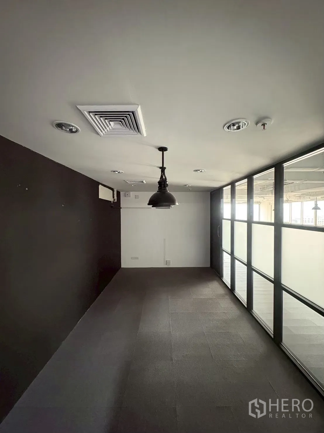 Office Space for rent in Khlong Toei, Bangkok - Compact meeting room with a frosted glass wall and ceiling air vents.