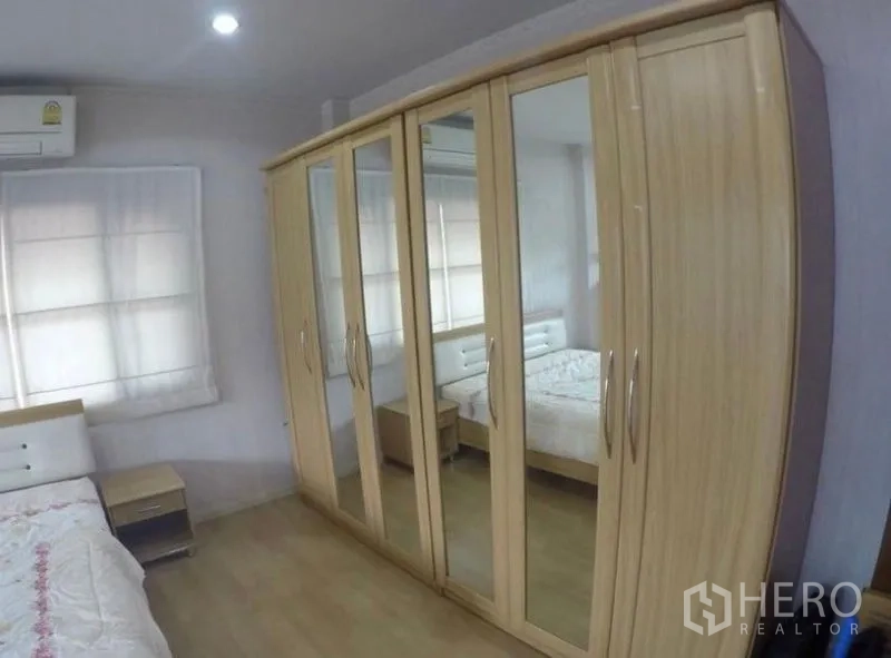 独立式住宅 出售 - 卧室内一整排带镜门的大衣柜，收纳充足