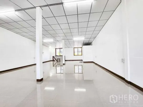 Home Office for rent in Khlong Toei, Bangkok - Large upper-floor workspace with drop ceiling, pillars and a central stairwell.