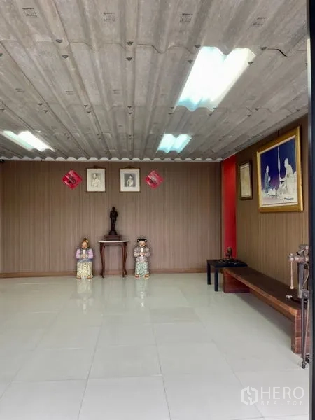 Factory for rent in Mueang Samut Prakan, Samut Prakan - Reception lobby with tiled floors, wood panel walls and decor