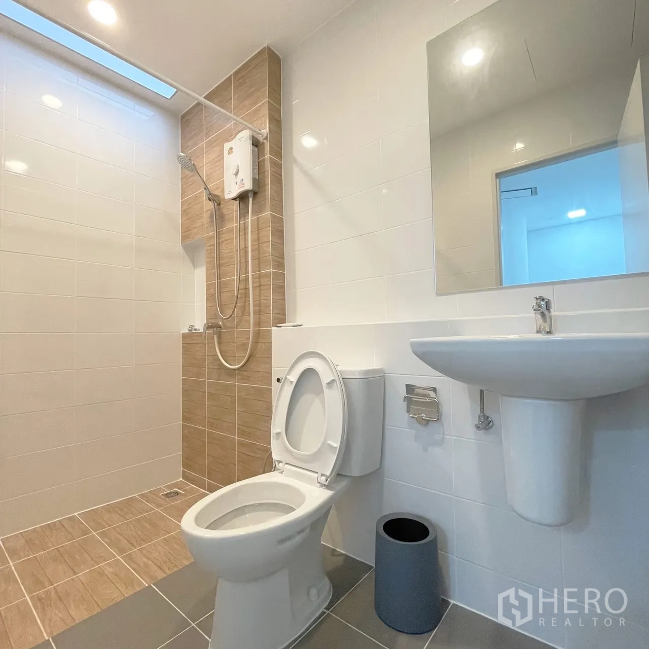 联排别墅 for rent in Bang Phli, Samut Prakan - 第二间浴室，配热水器、镜面与步入式淋浴