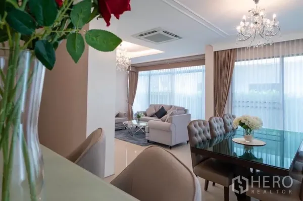 Detached House for rent in Prawet, Bangkok - Bright open-plan dining and living area with chandeliers, sofas and large windows.
