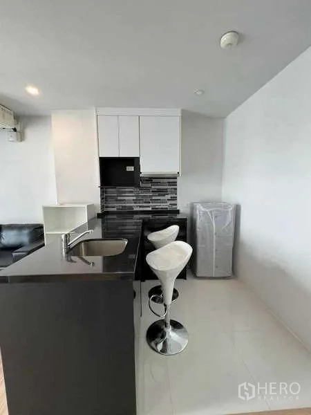 คอนโด ให้เช่าในSathon, Bangkok - ครัวบาร์พร้อมท็อปสีดำและสตูลบาร์