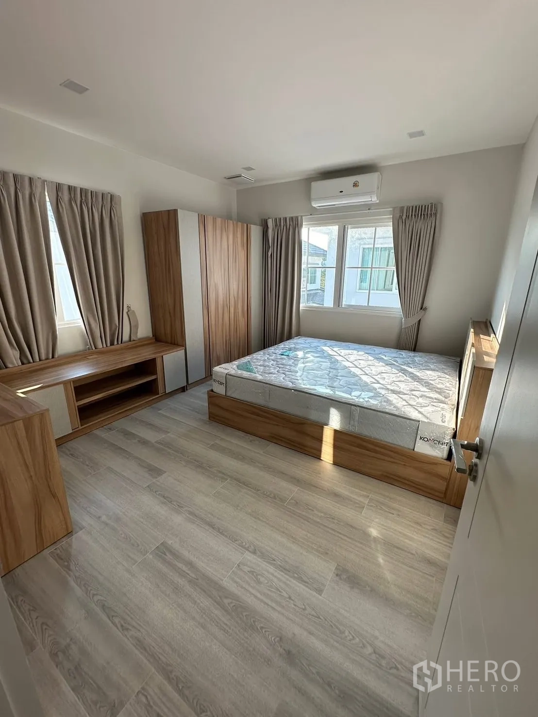 独栋房屋 for rent in Bang Phli, Samut Prakan - 宽敞卧室，配床、衣柜和空调。