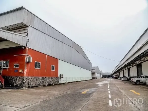 คลังสินค้า ให้เช่าในMueang Samut Prakan, Samut Prakan - ถนนภายในกว้างคั่นระหว่างอาคารโกดัง พร้อมที่จอดและจุดโหลดหลายจุด
