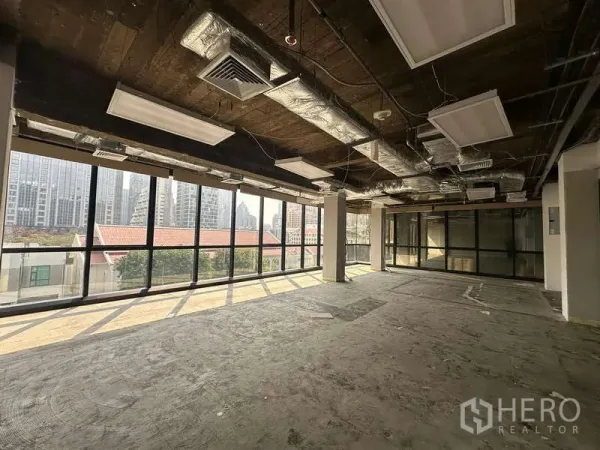 Office Space for rent - Bright 80 sqm workspace with wraparound glazing, suspended lighting and city views near BTS Chitlom.