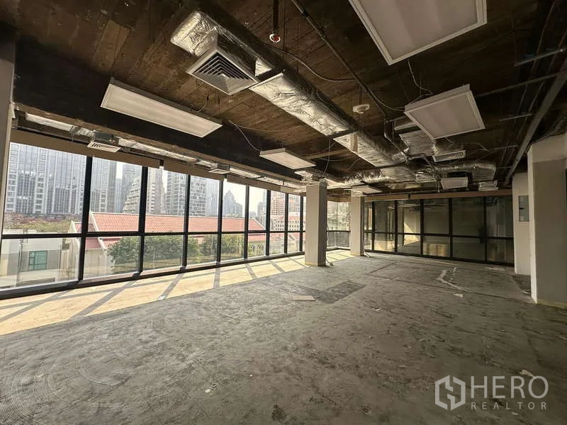 Office Space for rent - Bright 80 sqm workspace with wraparound glazing, suspended lighting and city views near BTS Chitlom.